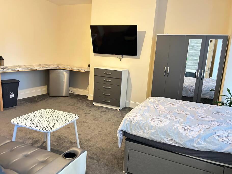 Ensuite Room With Private Bathroom At Walsall Kültér fotó