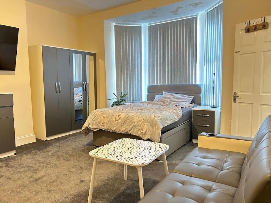 Ensuite Room With Private Bathroom At Walsall Kültér fotó